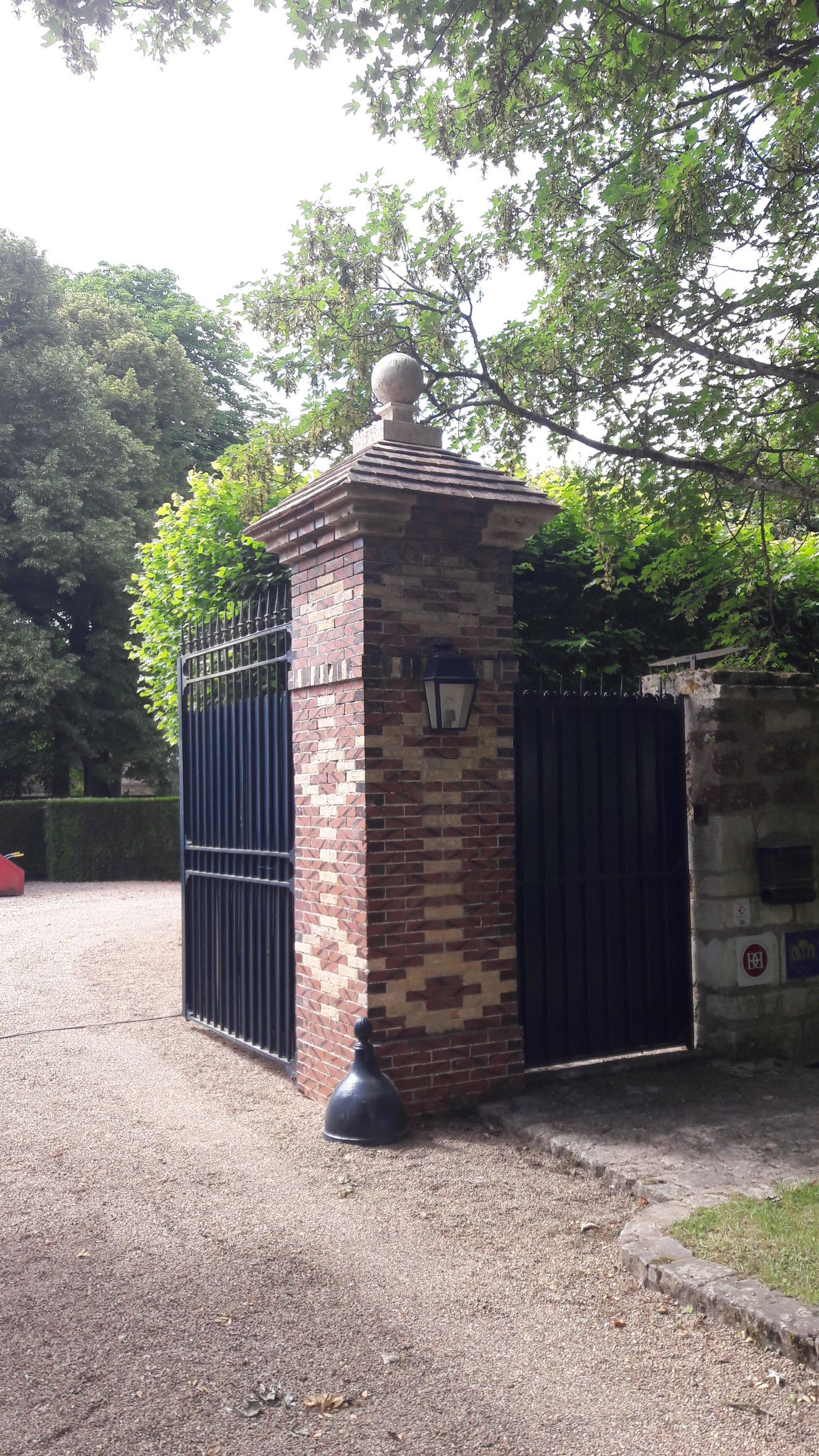 Poteau en brique avec portail