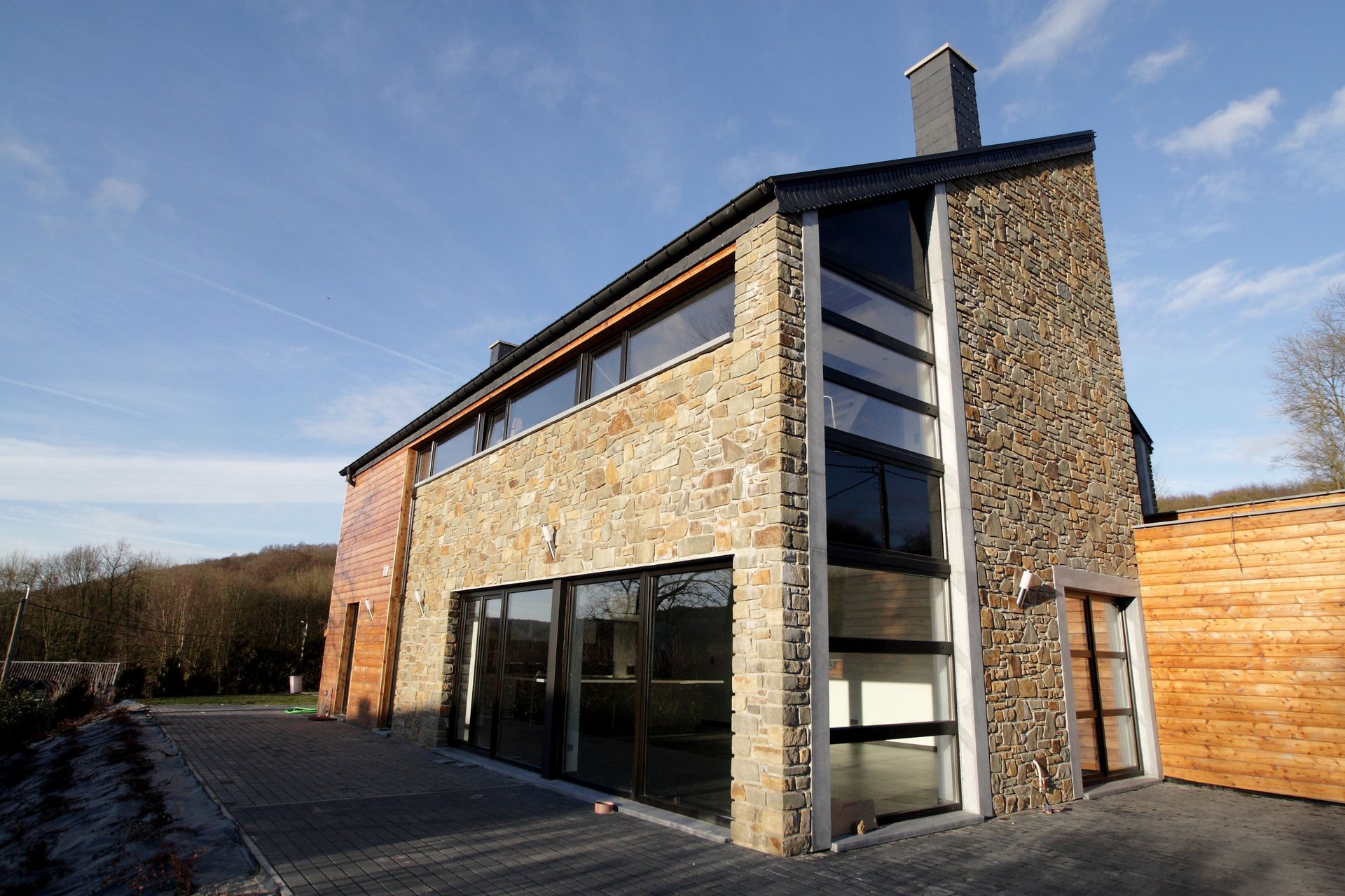 Maison en pierre avec grande baie vitrée