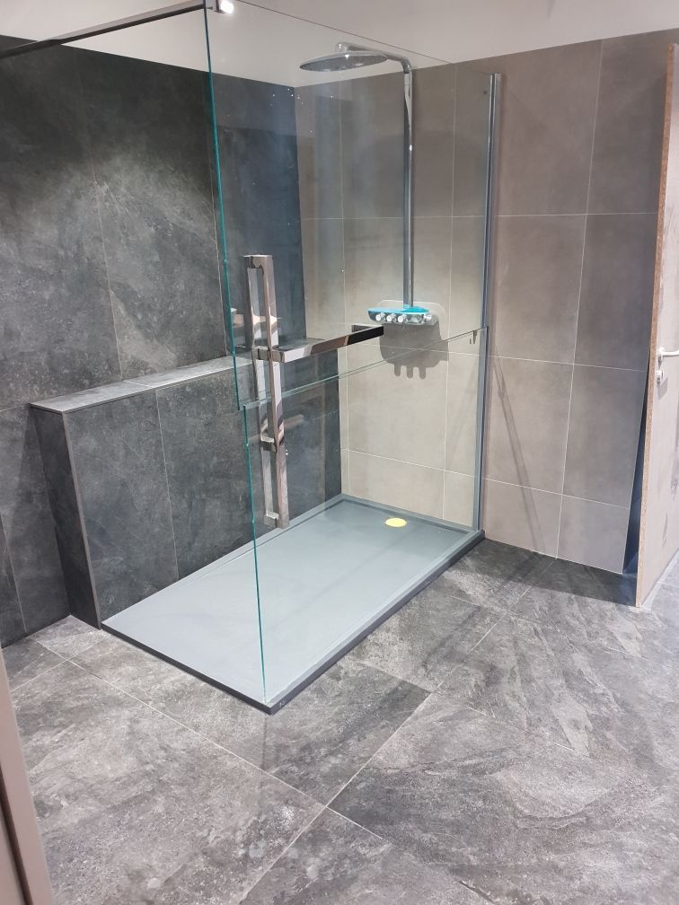 Salle de bains avec douche à l'italienne