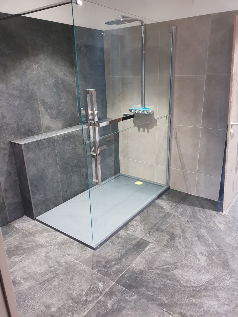 Douche avec différents carreaux muraux