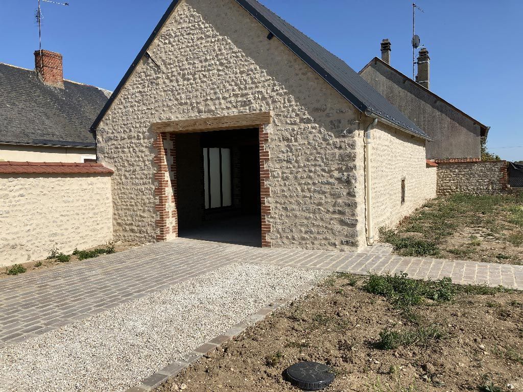 Bâtisse avec murs en pierres rénovés