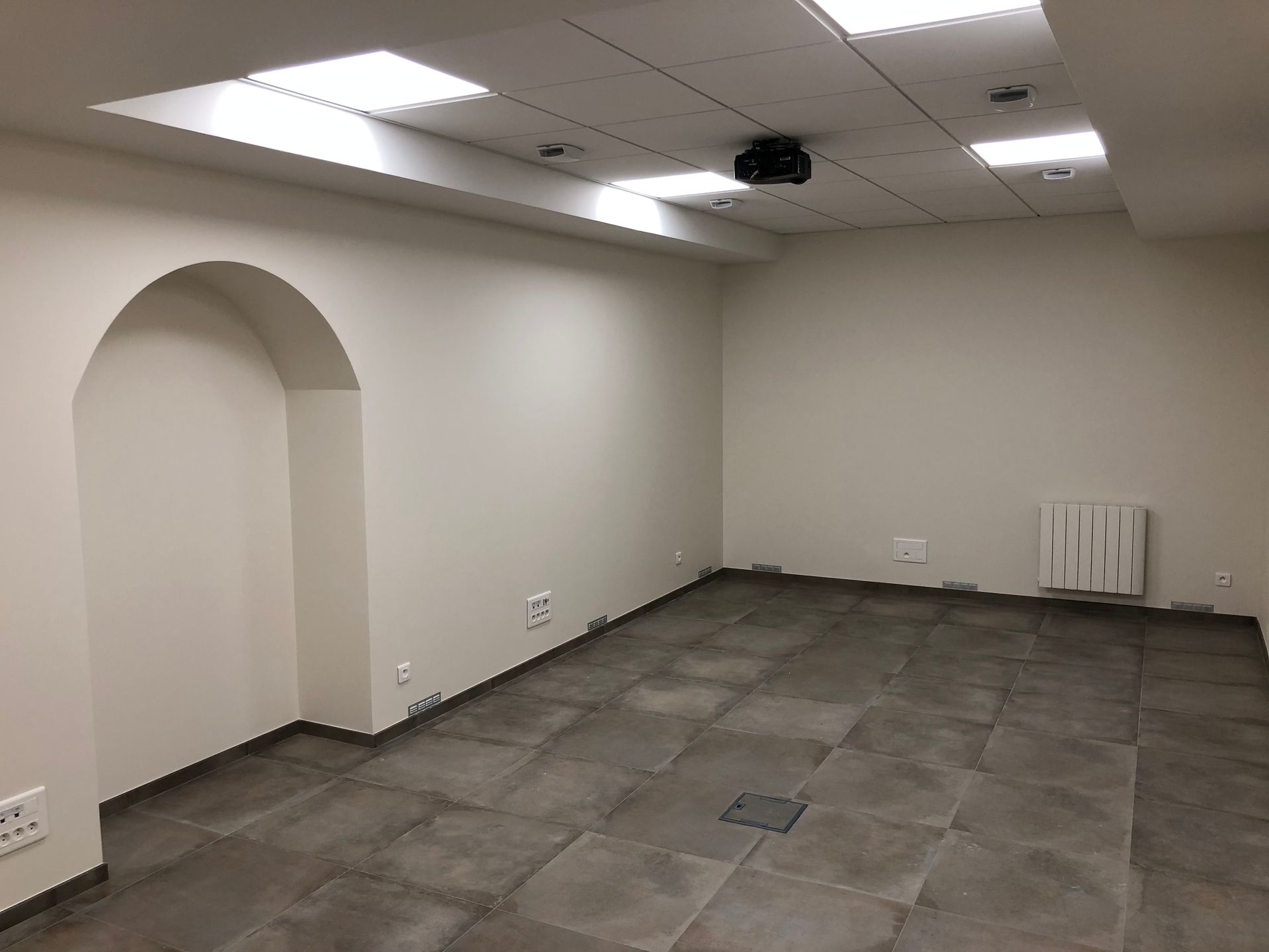 Pièce avec faux plafonds et carrelage