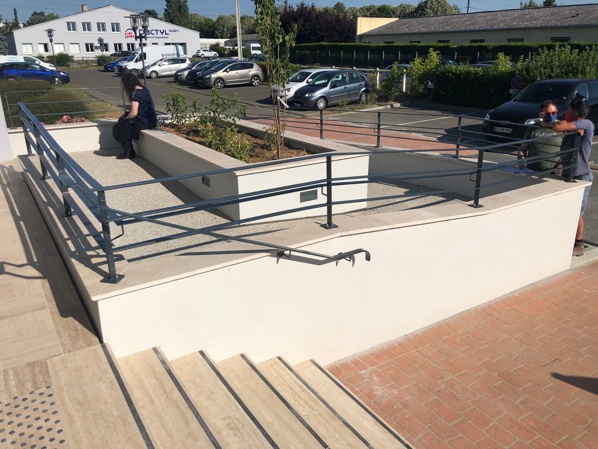 Aménagement urbain avec escalier et garde-corps