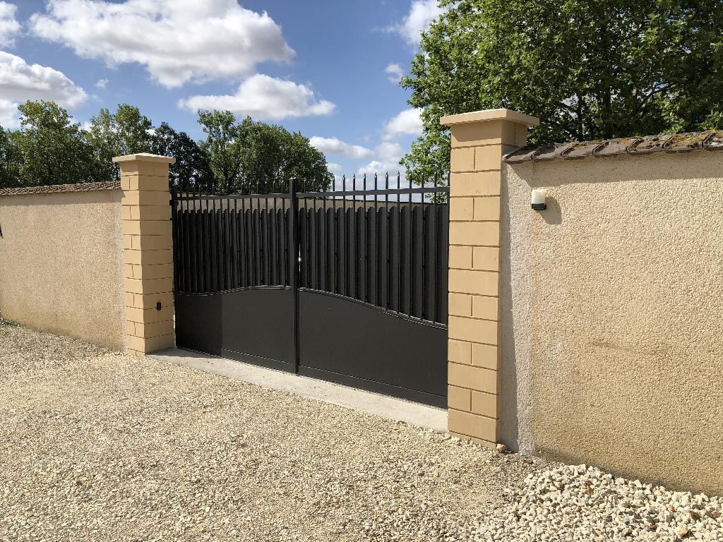 Portail avec poteaux et murets de clôture