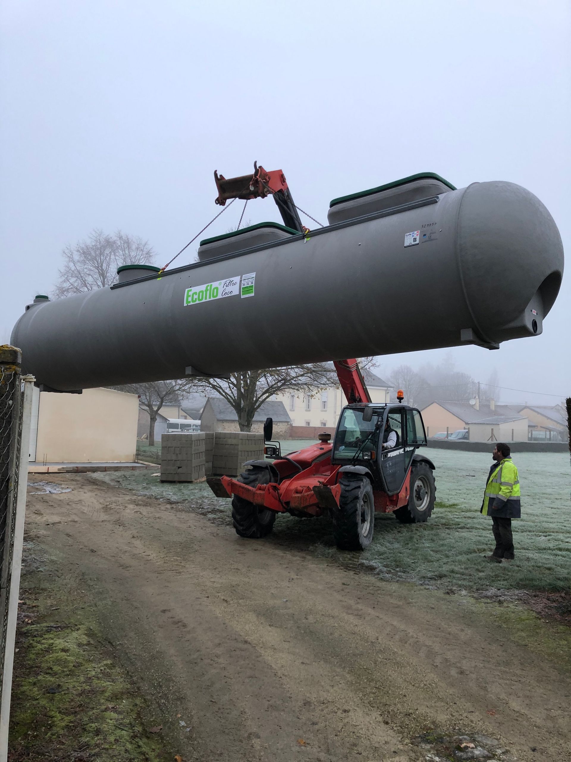 Microstation en l'air en train d'être posée