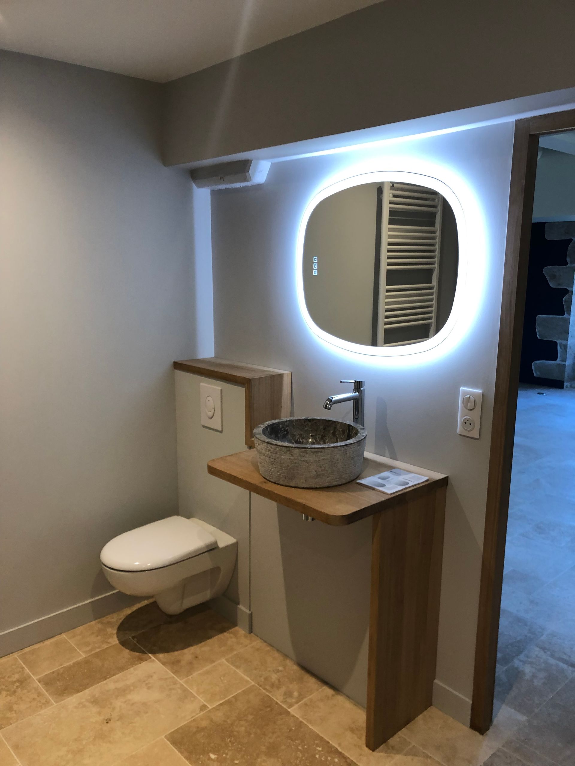 Salle de bains avec WC et vasque