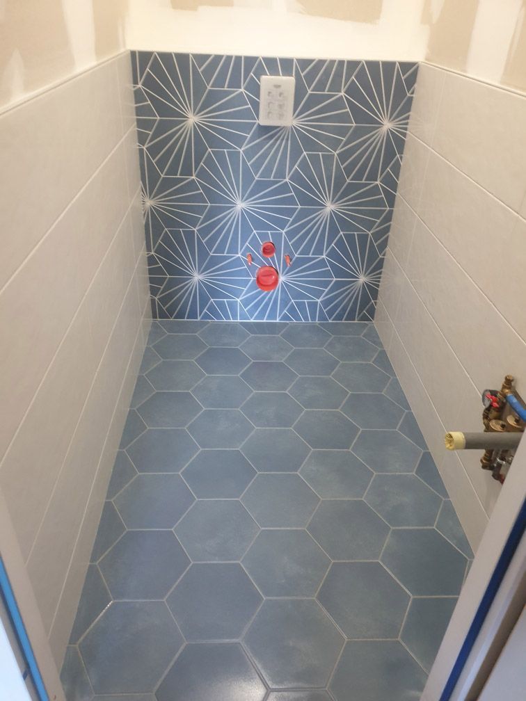WC avec carrelage et faïence décorative