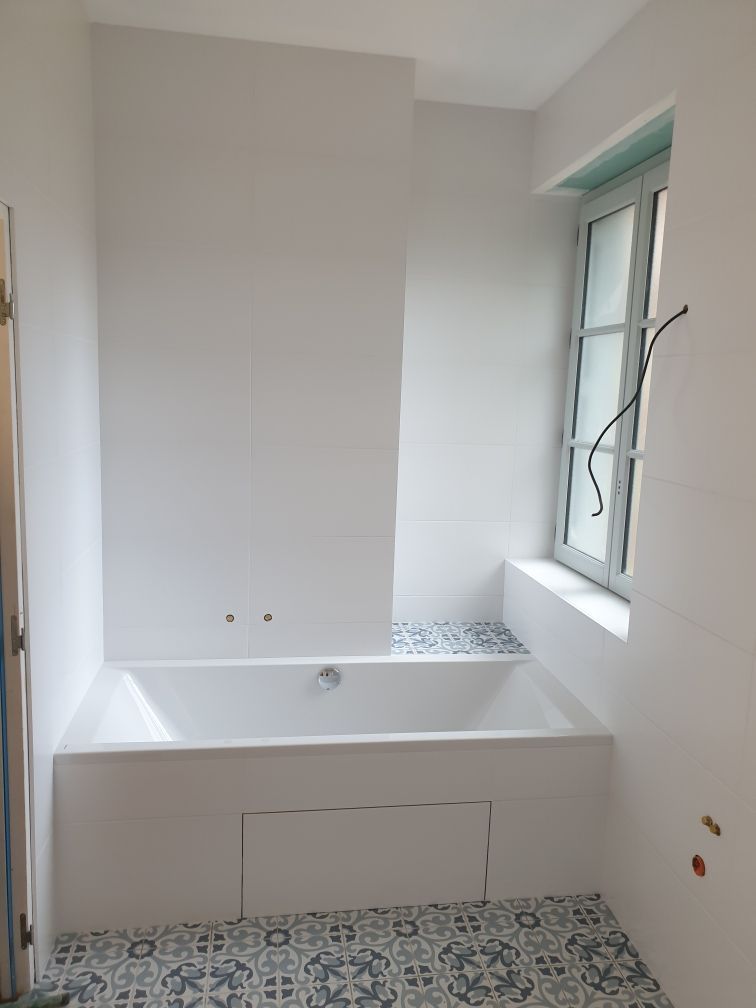 Baignoire avec carrelage imitation carreaux de ciment