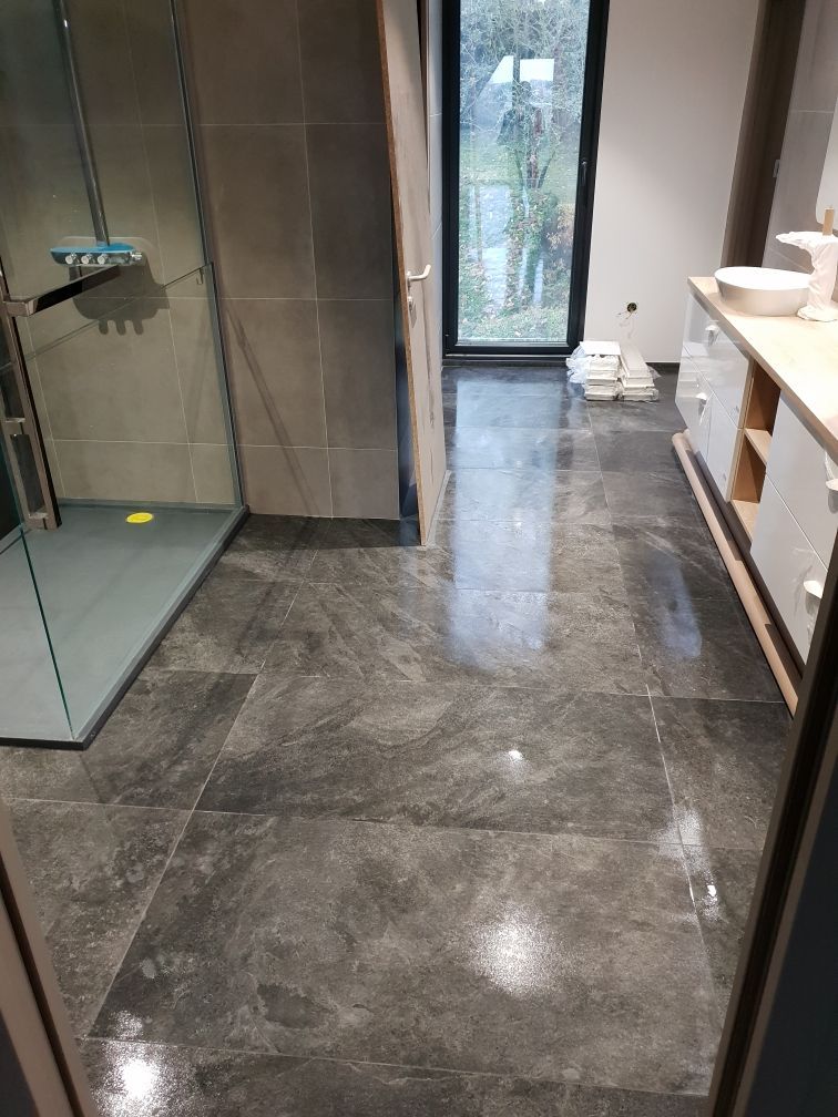 Salle de bains entièrement rénovée avec douche à l'italienne