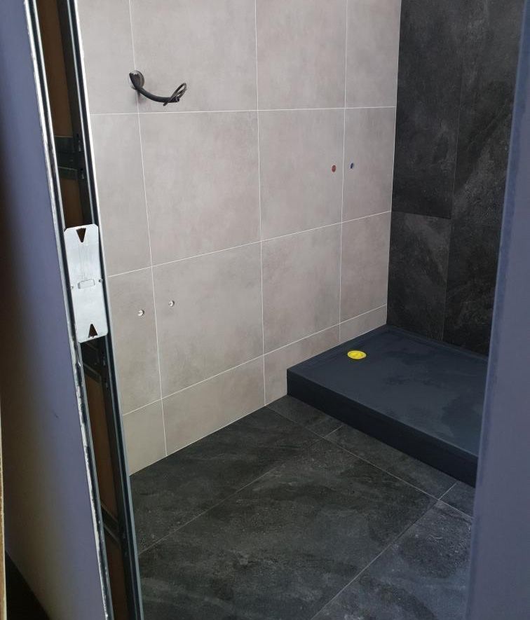 Douche avec carrelage de diverses couleurs