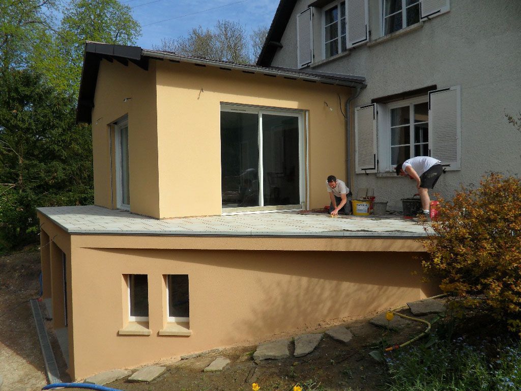 Ouvriers peaufinant une extension