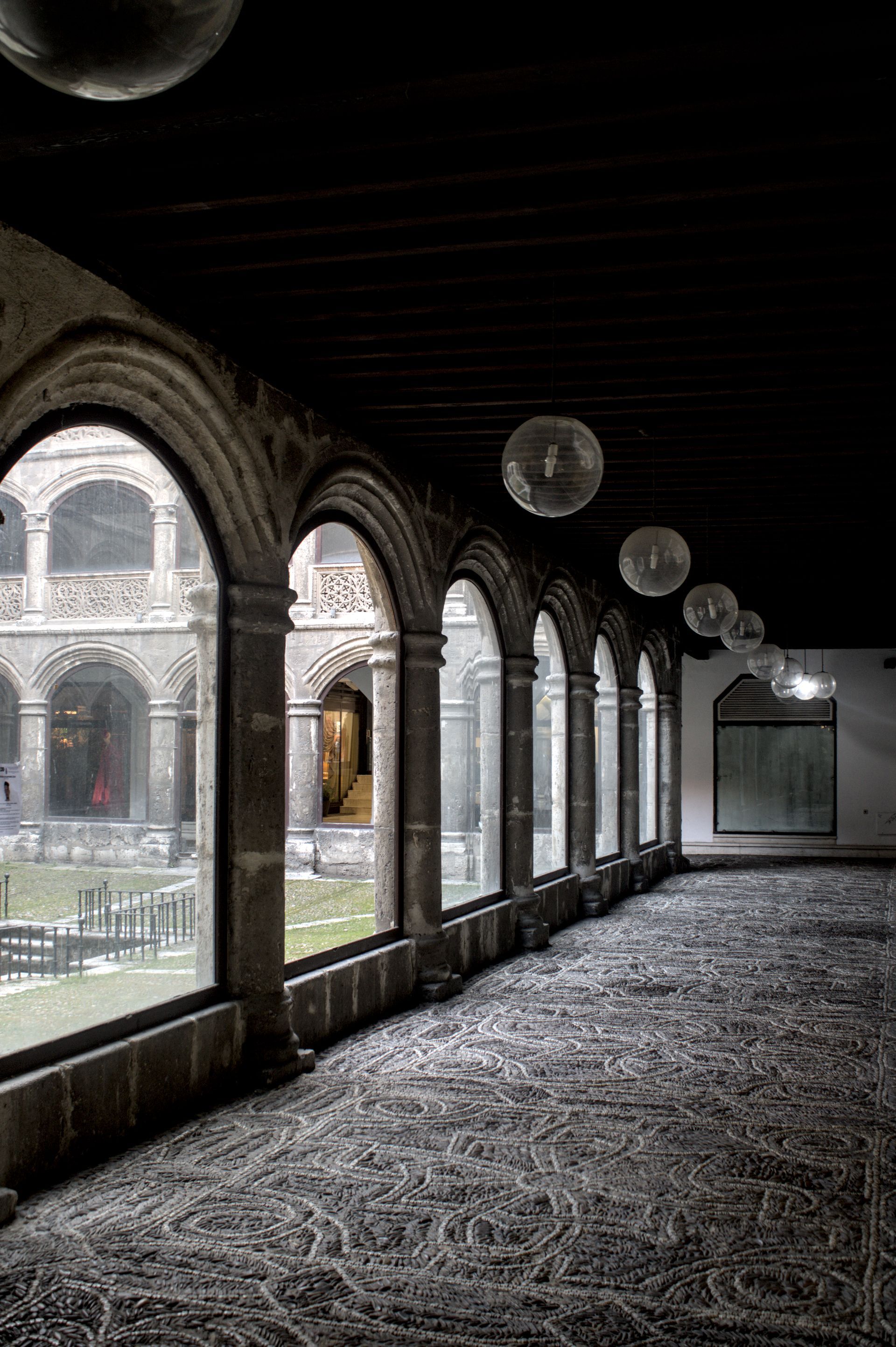Un grupo de jóvenes están parados uno al lado del otro frente a un edificio.