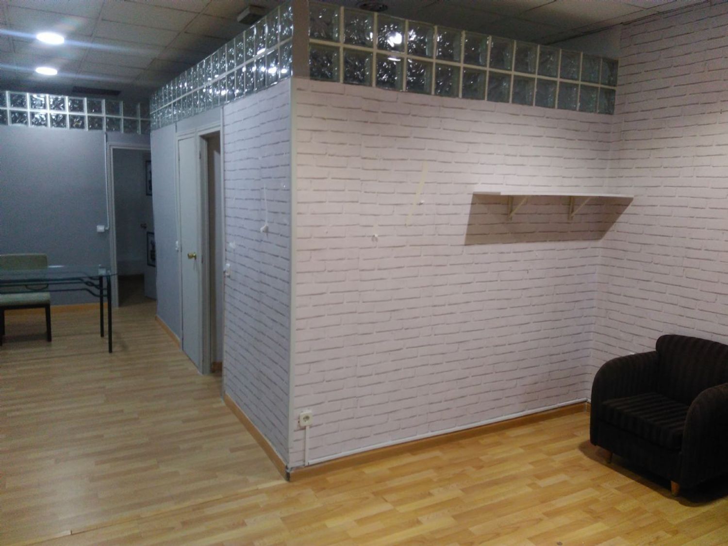 Hay una silla en el medio de la habitación.
