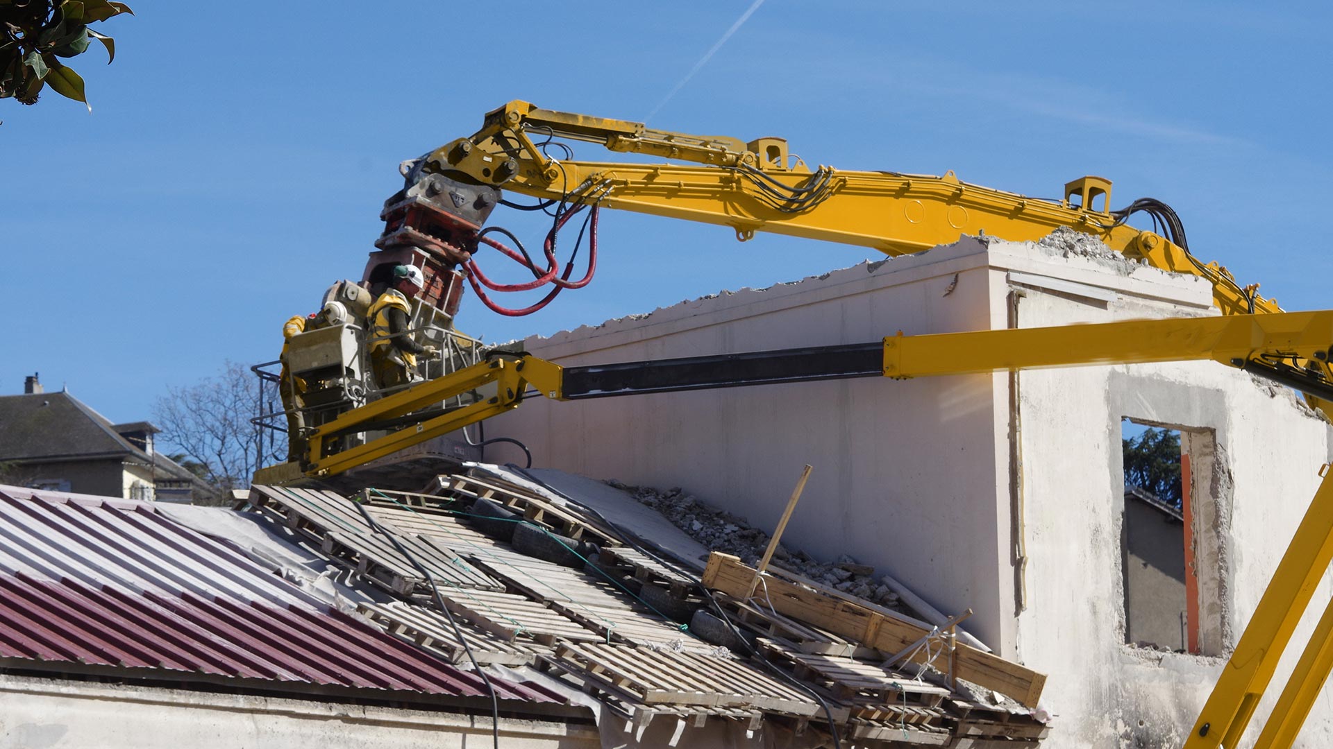 Démolition d’un bâtiment amianté par beau temps