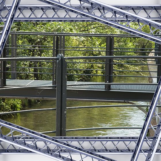 Focus sur une passerelle métallique