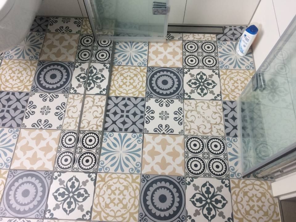 Bunte Fliesen, die von der Jens Lischke & Cliff Bauer GbR verlegt wurden