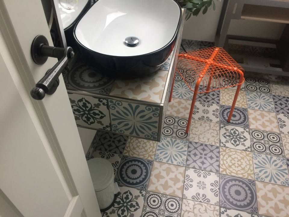 Badezimmer mit Fliesen der Jens Lischke & Cliff Bauer GbR