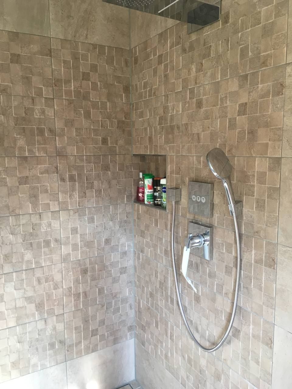 Dusche, die von der Jens Lischke & Cliff Bauer GbR gefliest wurde