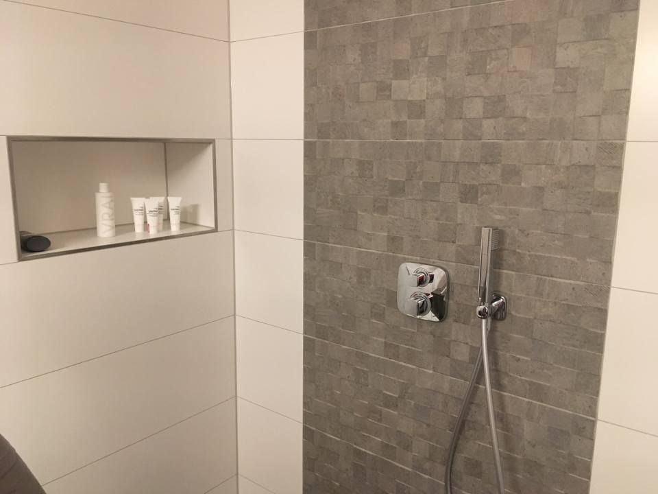 Dusche, die von der Jens Lischke & Cliff Bauer GbR gefliest wurde