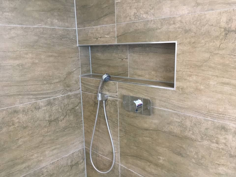 Dusche, die von der Jens Lischke & Cliff Bauer GbR gefliest wurde