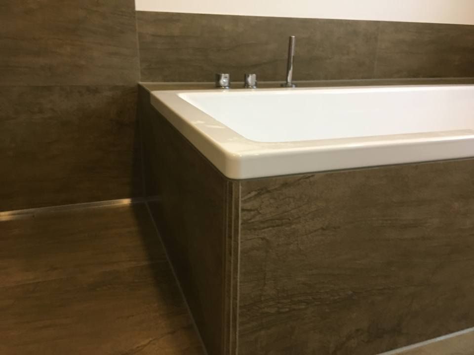 Badewanne, die von der Jens Lischke & Cliff Bauer GbR gefliest wurde