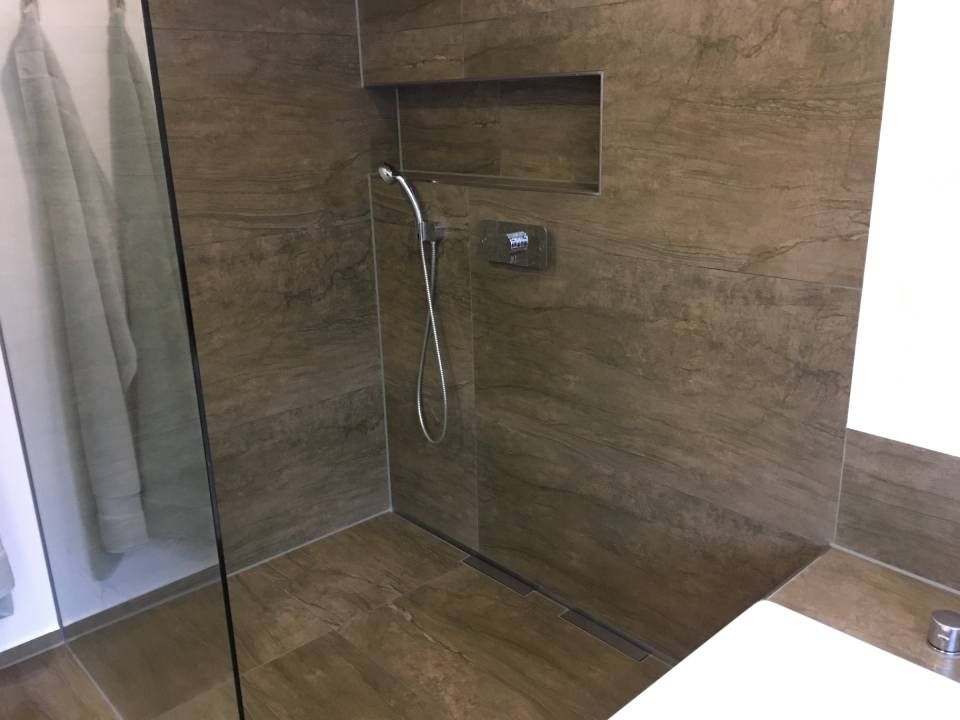 Dusche, die von der Jens Lischke & Cliff Bauer GbR gefliest wurde