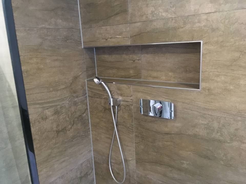 Dusche, die von der Jens Lischke & Cliff Bauer GbR gefliest wurde