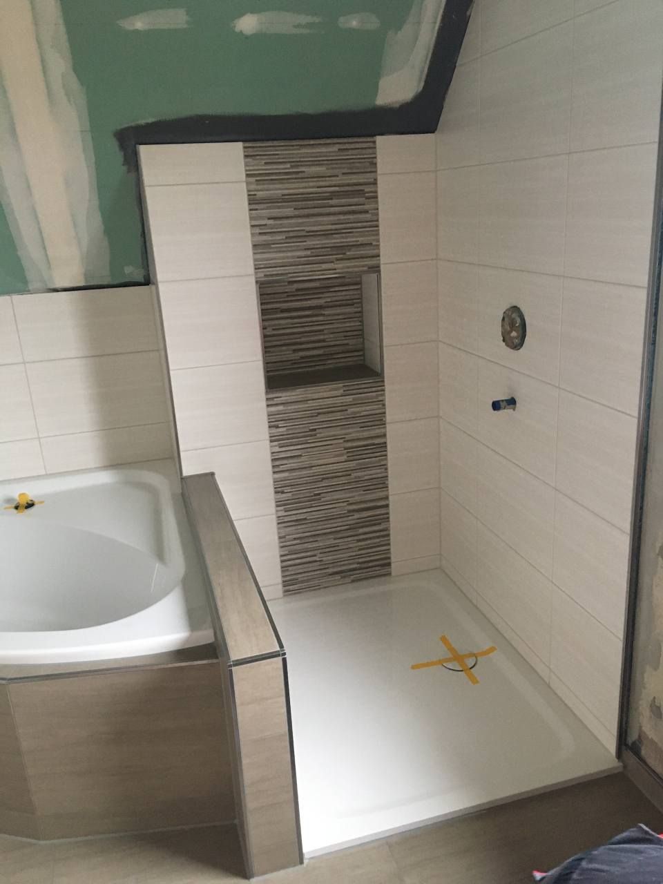 Badezimmer, das von der Jens Lischke & Cliff Bauer GbR saniert wurde