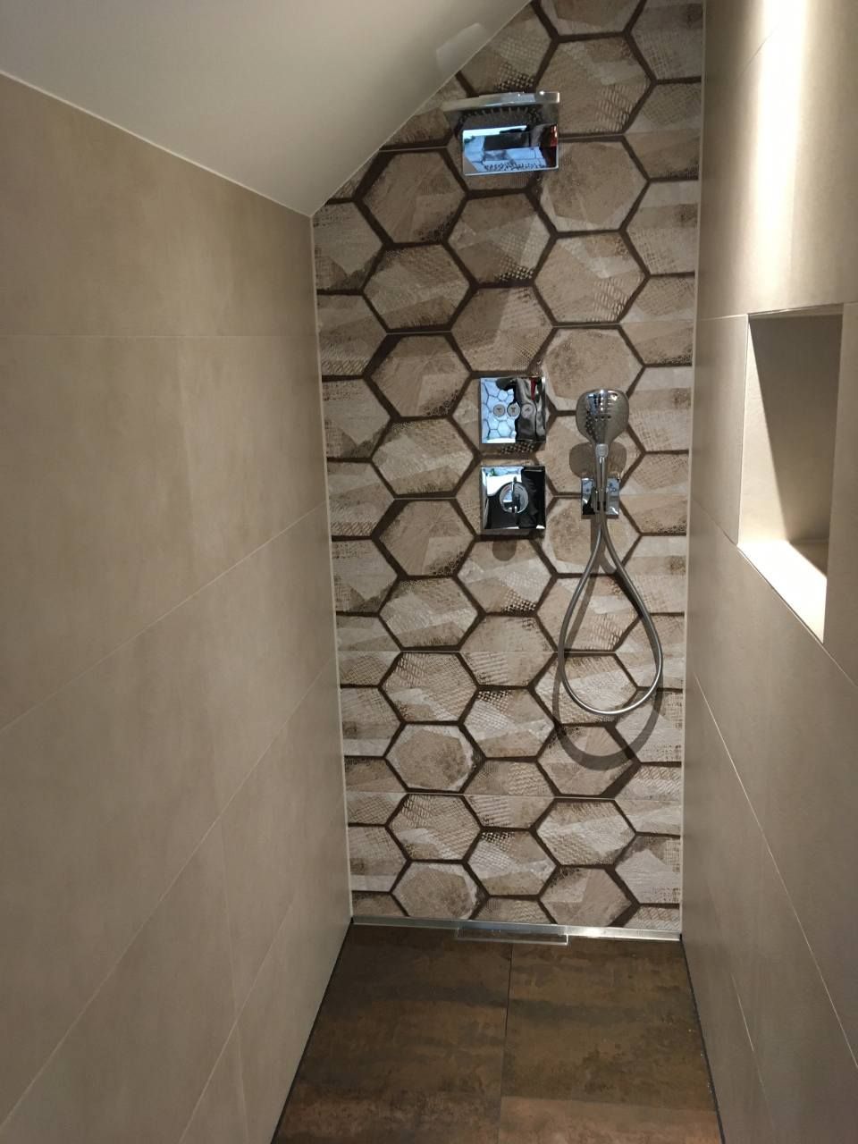 Dusche, die von der Jens Lischke & Cliff Bauer GbR gefliest wurde