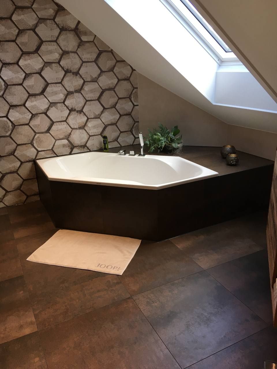 Eckbadewanne, die von der Jens Lischke & Cliff Bauer GbR gefliest wurde