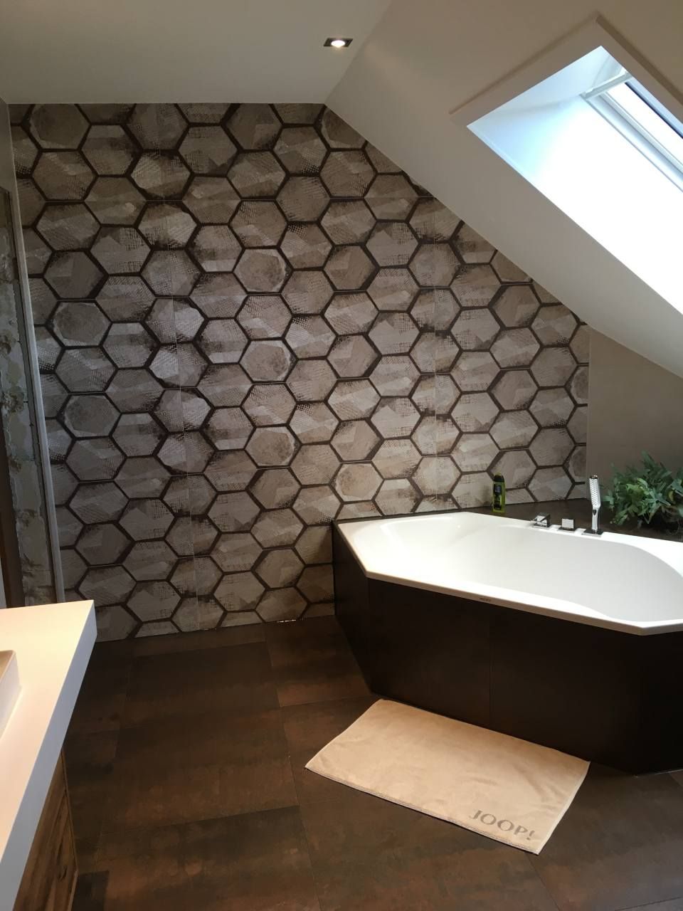 Eckbadewanne, die von der Jens Lischke & Cliff Bauer GbR gefliest wurde