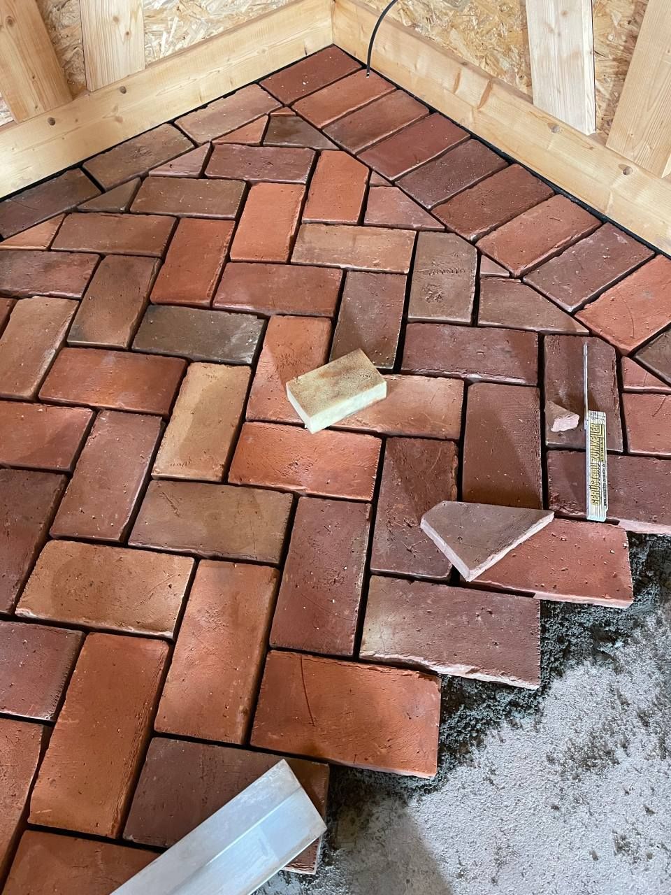 Rote Fliesen, die von der Jens Lischke & Cliff Bauer GbR verlegt werden