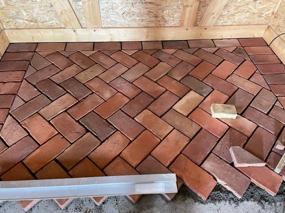 Rote Fliesen, die von der Jens Lischke & Cliff Bauer GbR verlegt werden