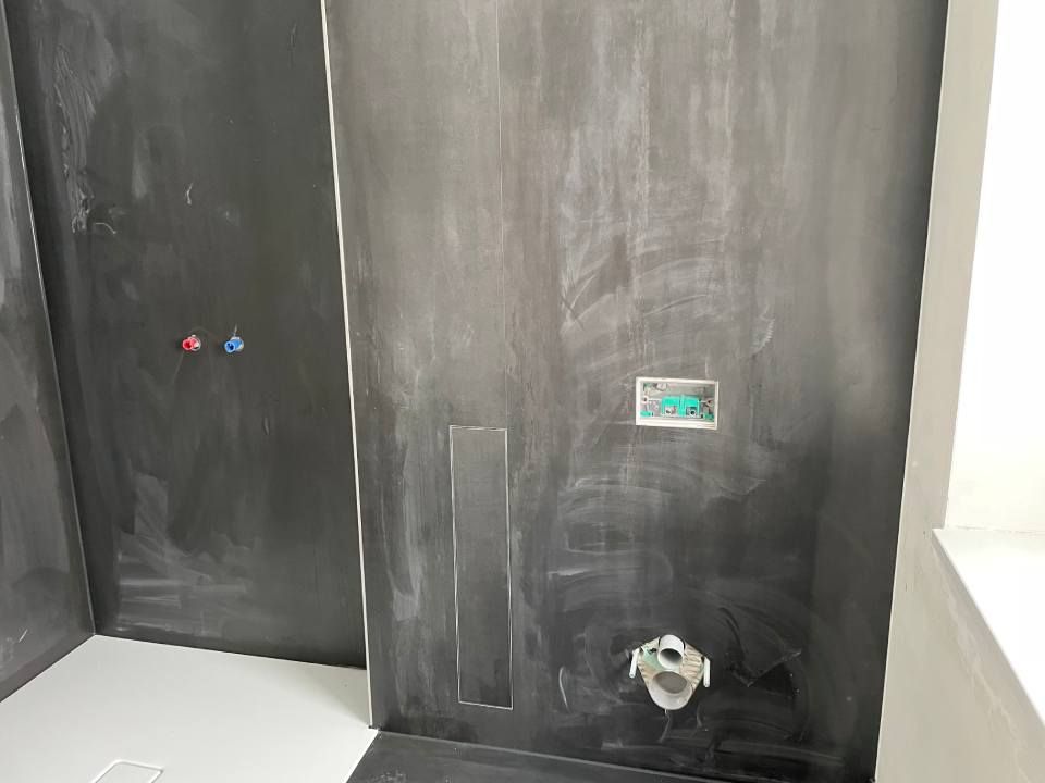 Dunkle Wand, die von der Jens Lischke & Cliff Bauer GbR verputzt wurde