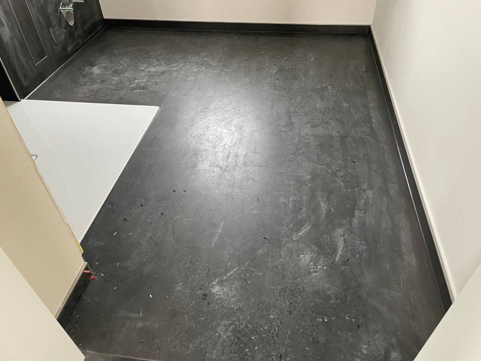 Dunkler Boden, der von der Jens Lischke & Cliff Bauer GbR verputzt wurde