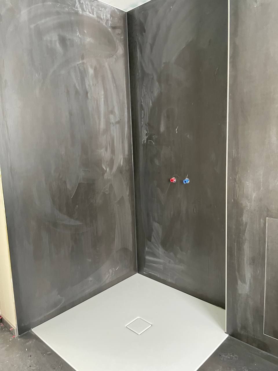 Dusche, die von der Jens Lischke & Cliff Bauer GbR saniert wurde