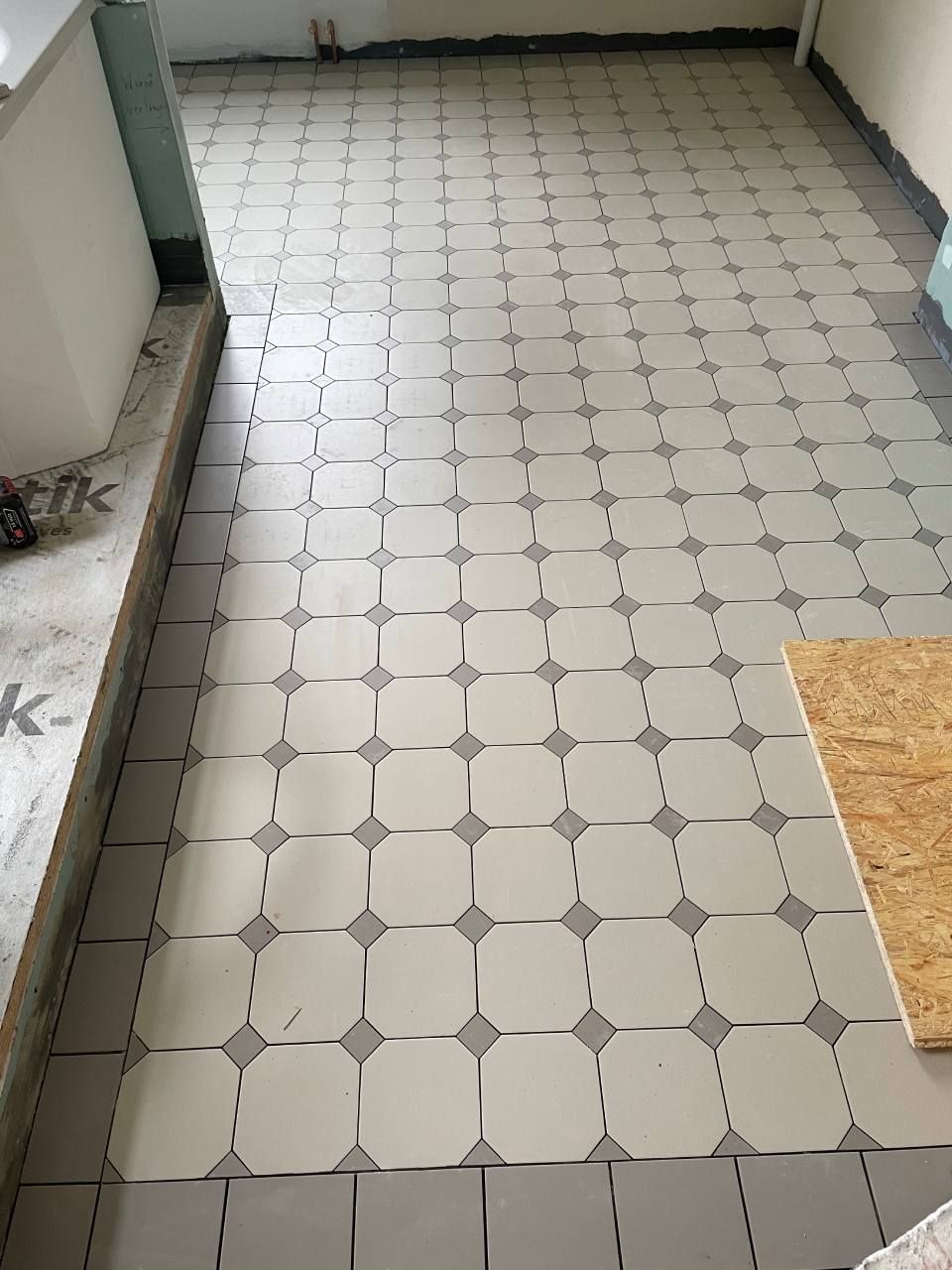 Boden, der von der Jens Lischke & Cliff Bauer GbR gefliest wurde