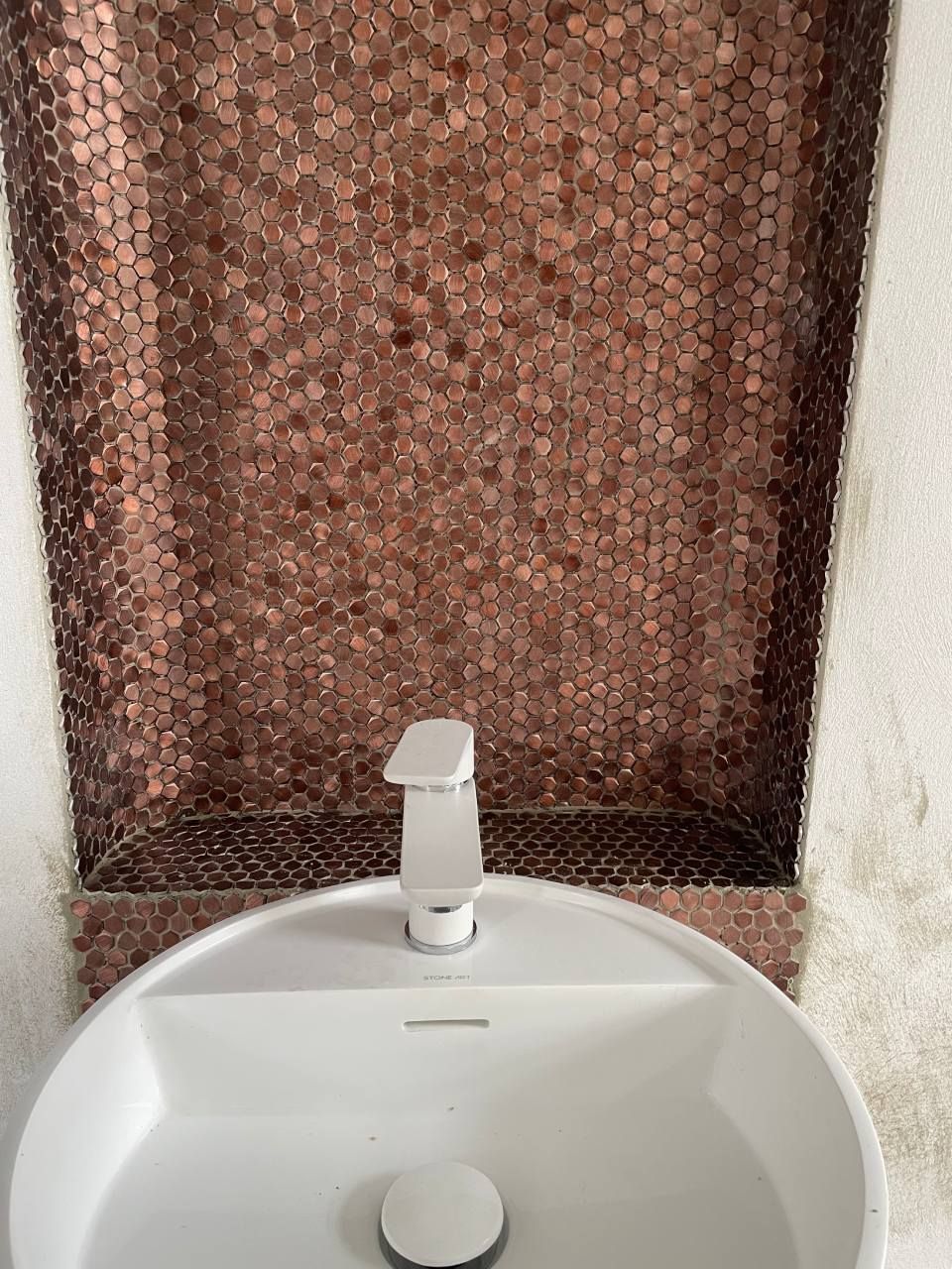 Waschbecken, das von der Jens Lischke & Cliff Bauer GbR gefliest wurde