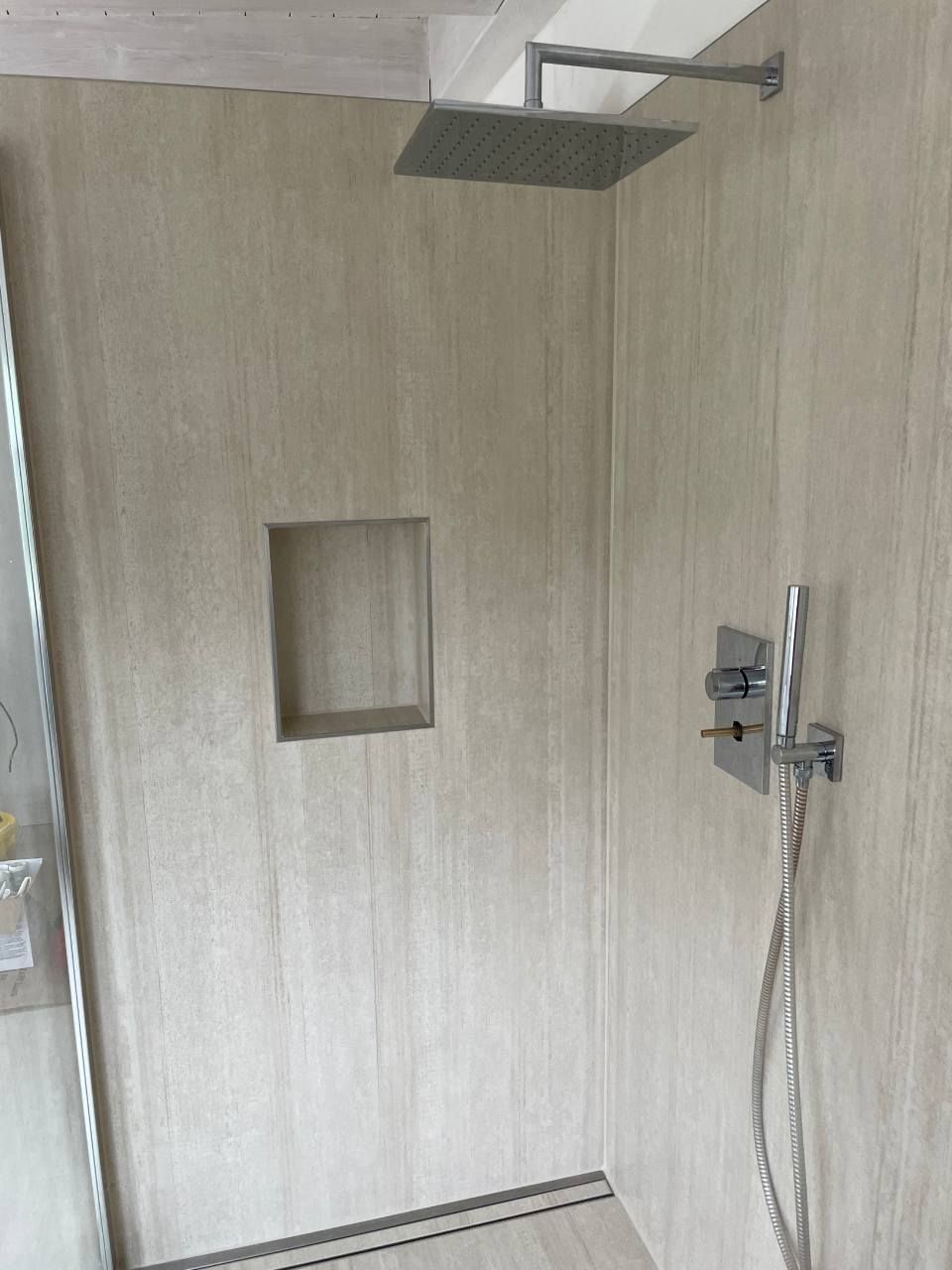 Dusche, die von der Jens Lischke & Cliff Bauer GbR gefliest wurde