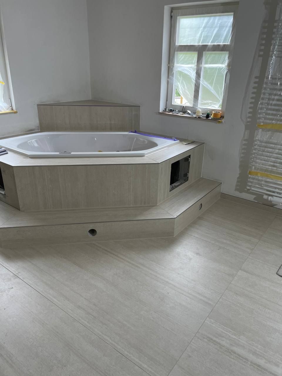 Eckbadewanne, die von der Jens Lischke & Cliff Bauer GbR gefliest wurde