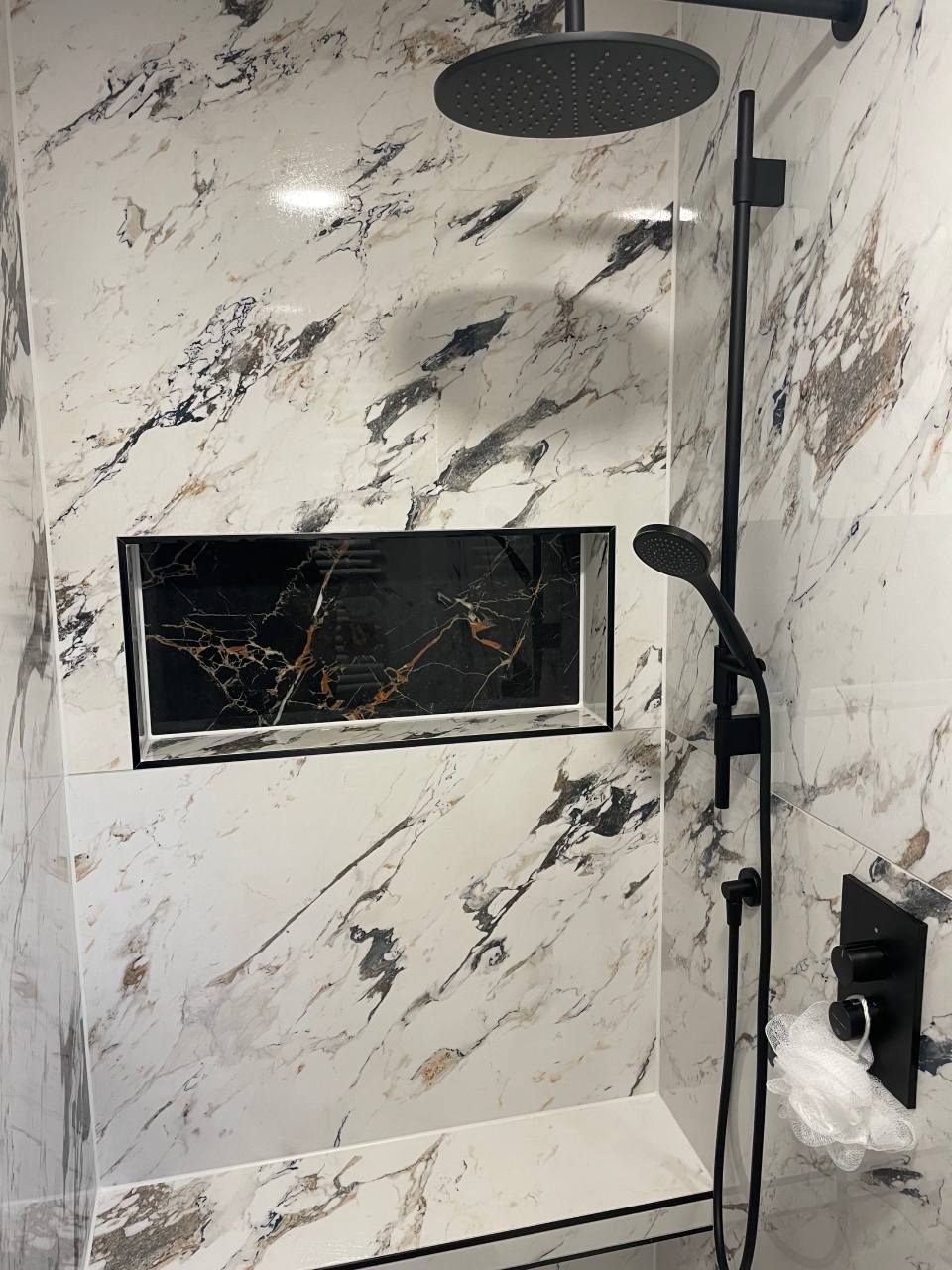 Dusche, die von der Jens Lischke & Cliff Bauer GbR gefliest wurde