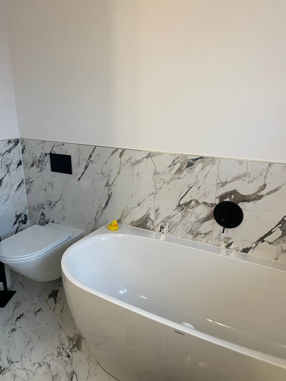 Waschbecken, das von der Jens Lischke & Cliff Bauer GbR gefliest wurde