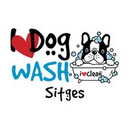 Logotipo para "I Love Dog WASH Sitges" con un perro de dibujos animados en una ba&ntilde;era rodeado de burbujas azules.
