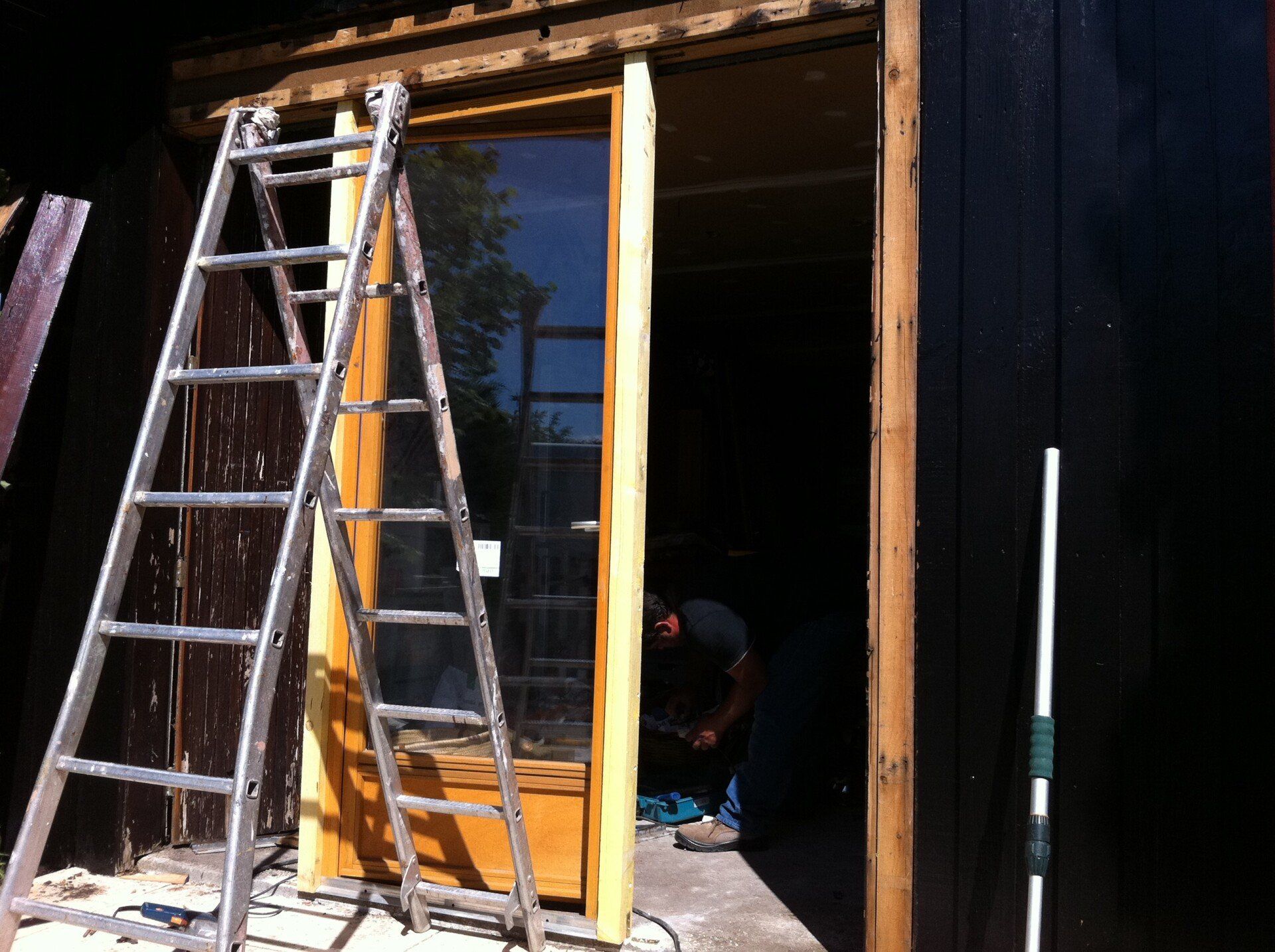 échelle devant porte