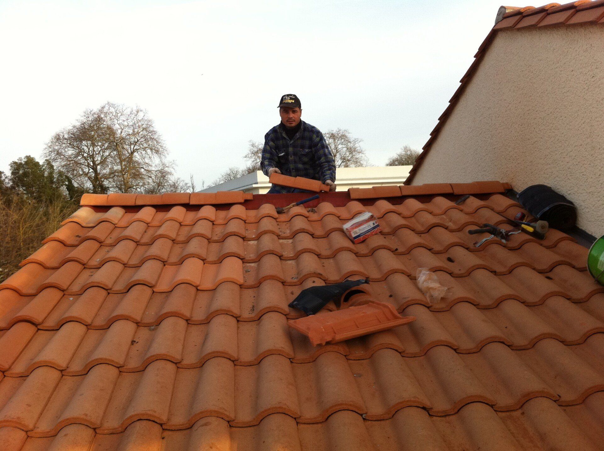 pose de tuile pour faîtage