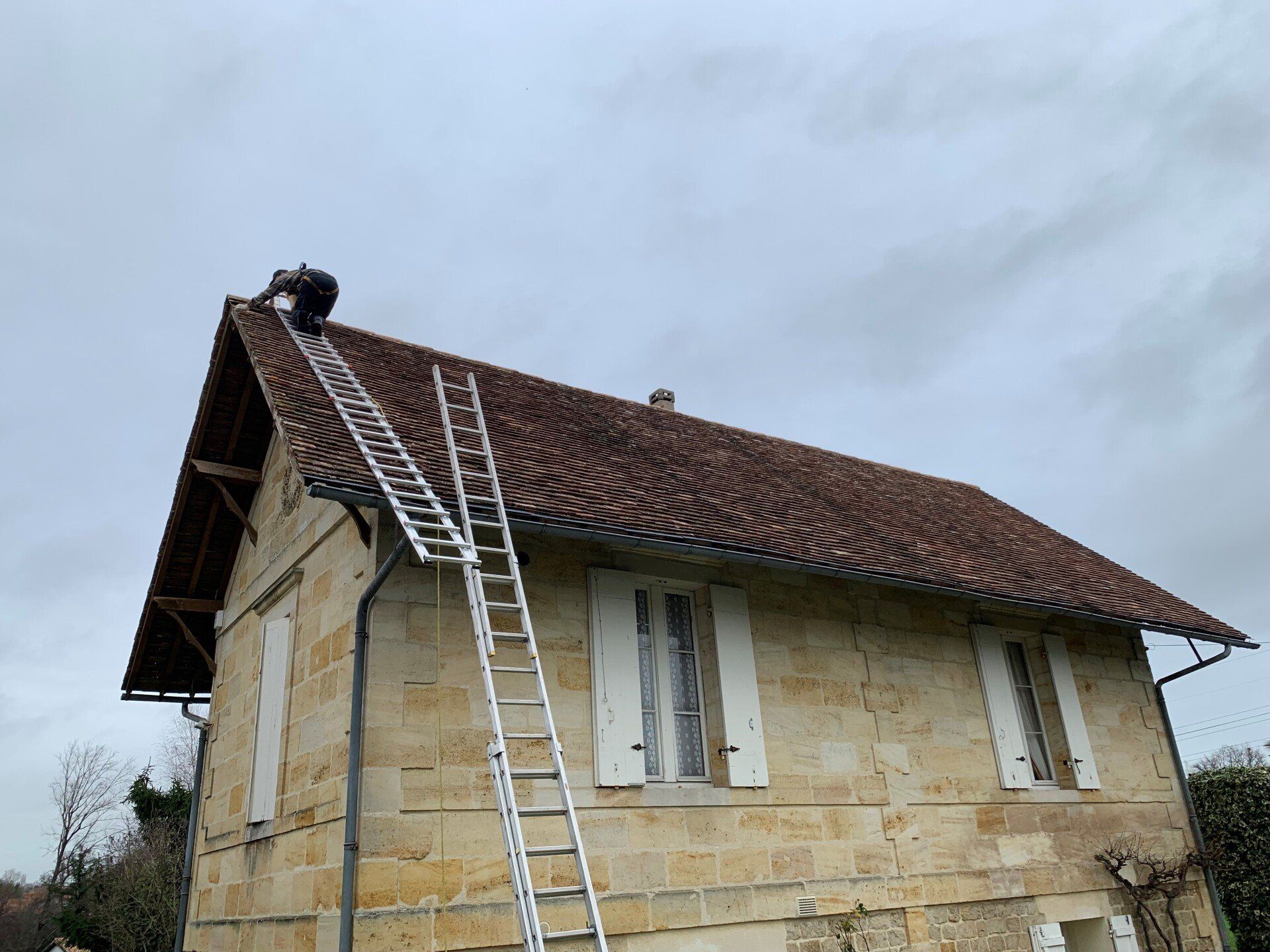 échelle sur un toit