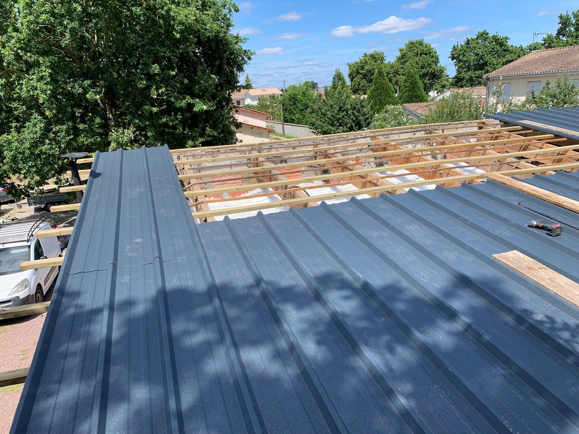 création d'un toiture en tôle