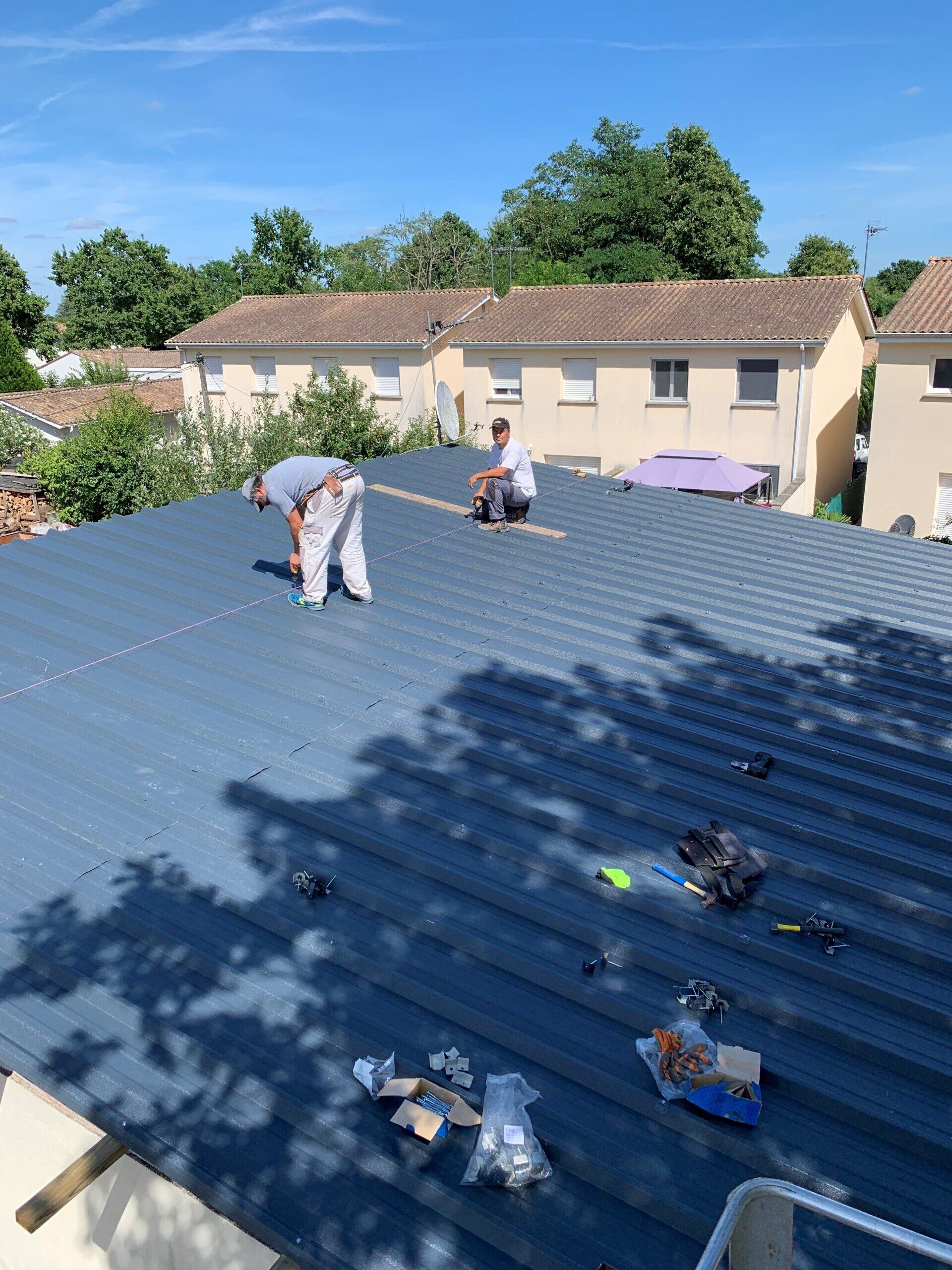 finission d'un toiture en tôle