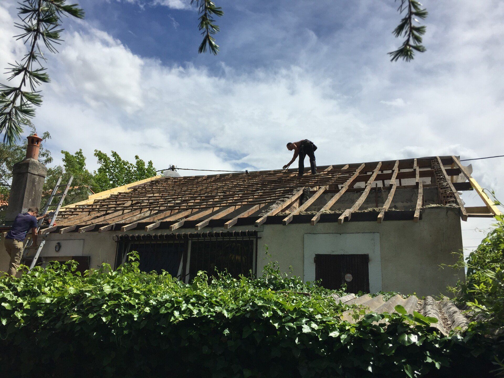 personne sur une charpente