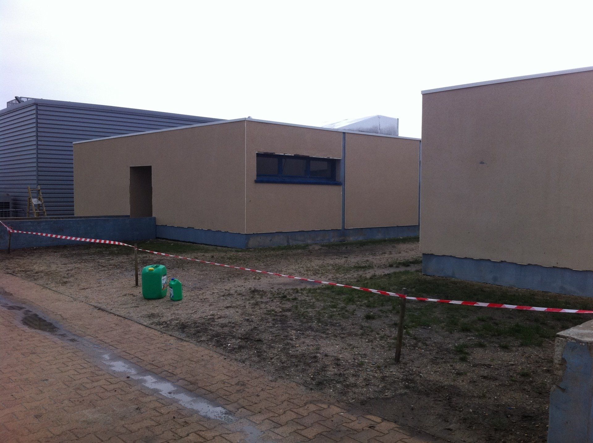 Ravalement façade bâtiment professionnel chantier de fin